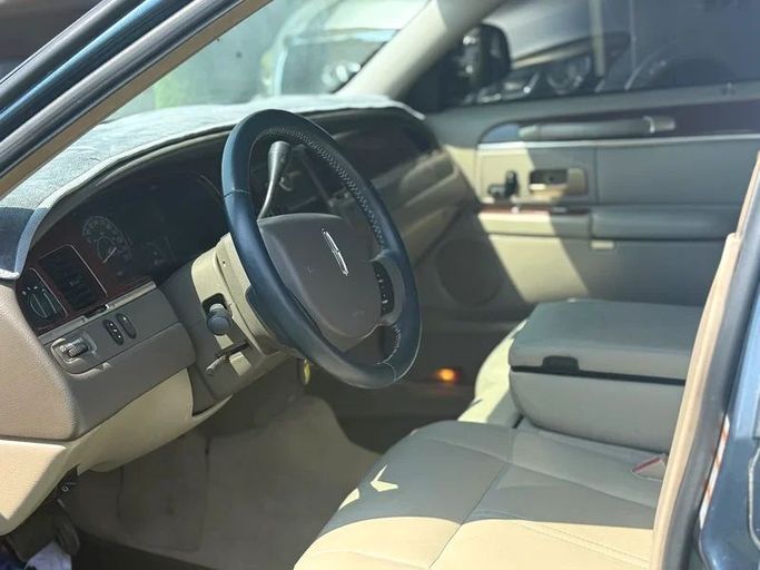 Подержанный Lincoln Town Car III Рестайлинг, 4.6 л, 2005 в Шардже от Al Muhtaref Used Cars Серебристый цвет. Американская | AUTO.AE