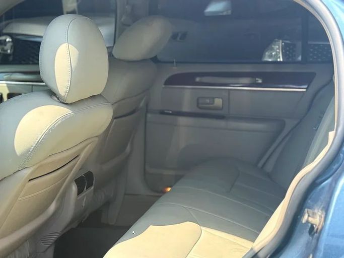 Подержанный Lincoln Town Car III Рестайлинг, 4.6 л, 2005 в Шардже от Al Muhtaref Used Cars Серебристый цвет. Американская | AUTO.AE