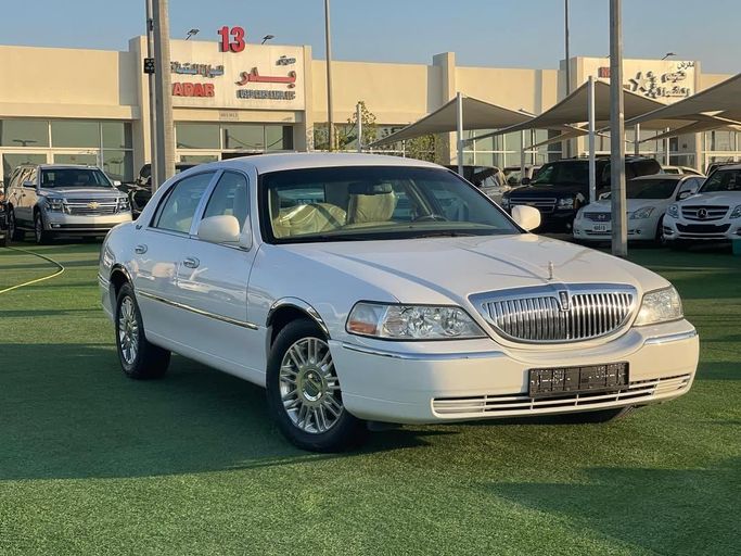 Used Lincoln Town Car III Facelift, 4.6 l, 2011 in Sharjah by Badar Used Cars, White color.  | AUTO.AE