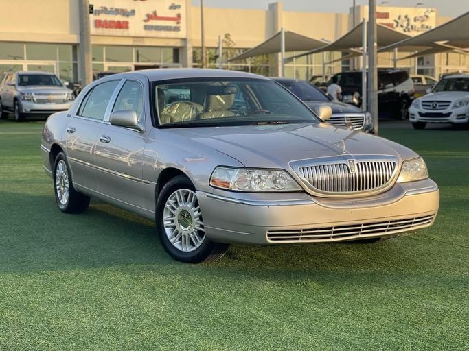 Used Lincoln Town Car III Facelift, 4.6 l, 2011 in Sharjah by Badar Used Cars, White color.  | AUTO.AE