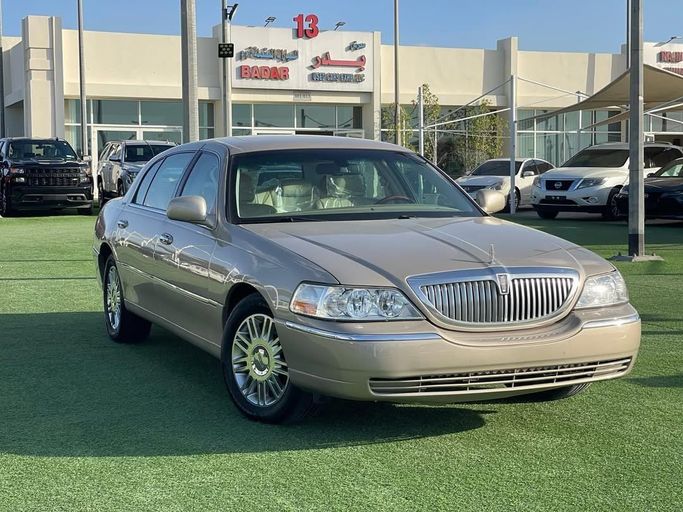 Used Lincoln Town Car III Facelift, 4.6 l, 2008 in Sharjah by Badar Used Cars, Tan color.  | AUTO.AE