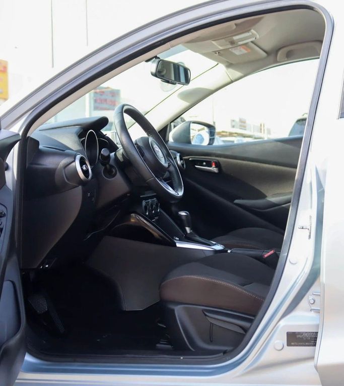 Подержанный Mazda 2 III (DJ) Рестайлинг, 1.5 л, 2020 в Шардже от Al Sayed Khamis Used Auto Trading Серебристый цвет. GCC | AUTO.AE