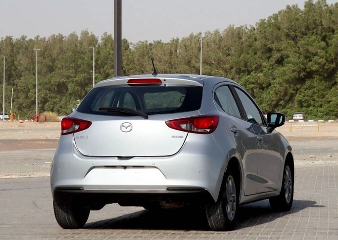 Подержанный Mazda 2 III (DJ) Рестайлинг, 1.5 л, 2020 в Шардже от Al Sayed Khamis Used Auto Trading Серебристый цвет. GCC | AUTO.AE