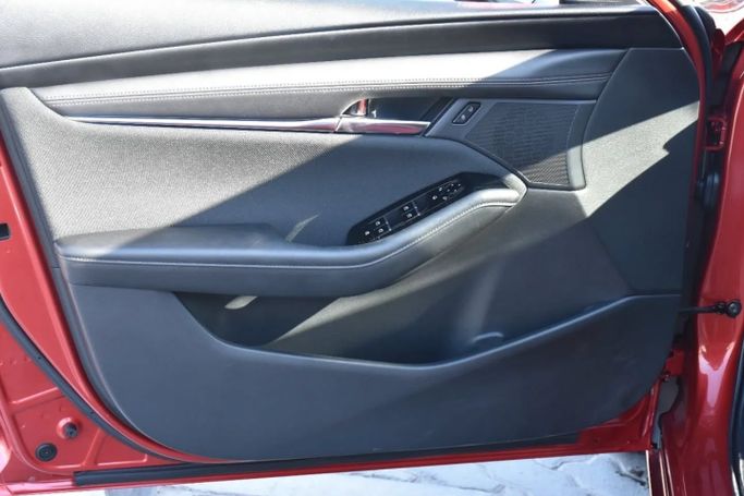 Подержанный Mazda 3 IV (BP), 1.5 л, 2022 в Шардже от Alfaris Used Cars Красный цвет. Other | AUTO.AE