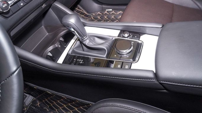 Подержанный Mazda 3 IV (BP), 2.0 л, 2025 в Шардже от Alsalama Motors Серый цвет. Китайская | AUTO.AE