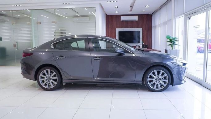 Подержанный Mazda 3 IV (BP), 2.0 л, 2025 в Шардже от Alsalama Motors Серый цвет. Китайская | AUTO.AE