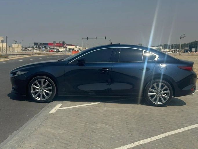Подержанный Mazda 3 IV (BP), 2.0 л, 2024 в Шардже от Noor Al Seyoh Used Cars Синий цвет. GCC | AUTO.AE