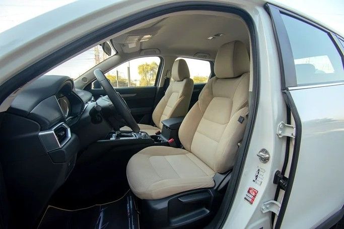 Подержанный Mazda CX-5 II Рестайлинг, 2.5 л, 2022 в Шардже от First Choice Cars Белый цвет. GCC | AUTO.AE