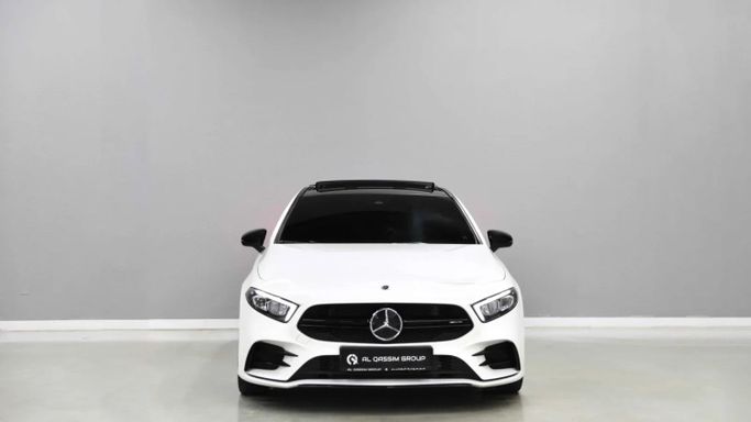 Подержанный Mercedes-Benz A-Class AMG 35 AMG II (W177) Рестайлинг, 2.0 л, 2023 в Шардже от Al Qassem Cars Trading Белый цвет. Корейская | AUTO.AE