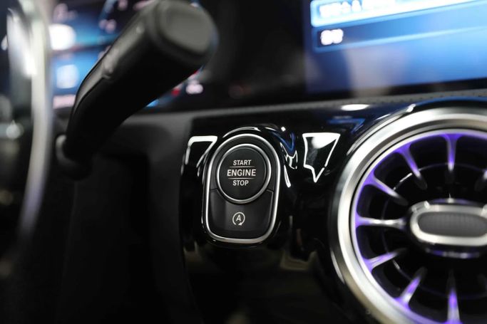 Подержанный Mercedes-Benz A-Class AMG 35 AMG II (W177) Рестайлинг, 2.0 л, 2023 в Шардже от Al Qassem Cars Trading Белый цвет. Корейская | AUTO.AE