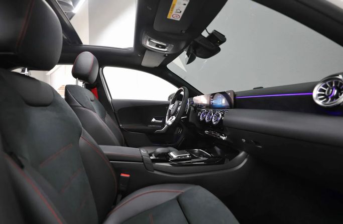 Подержанный Mercedes-Benz A-Class AMG 35 AMG II (W177) Рестайлинг, 2.0 л, 2023 в Шардже от Al Qassem Cars Trading Белый цвет. Корейская | AUTO.AE