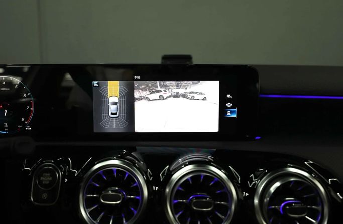 Подержанный Mercedes-Benz A-Class AMG 35 AMG II (W177) Рестайлинг, 2.0 л, 2023 в Шардже от Al Qassem Cars Trading Белый цвет. Корейская | AUTO.AE