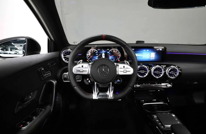Подержанный Mercedes-Benz A-Class AMG 35 AMG II (W177), 2.0 л, 2022 в Шардже от Al Qassem Cars Trading Белый цвет. Корейская | AUTO.AE