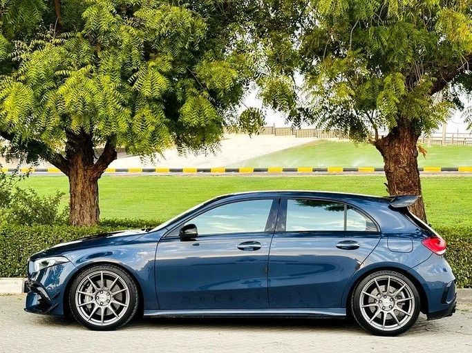 Подержанный Mercedes-Benz A-Class AMG 45 AMG S II (W177), 2.0 л, 2020 в Шардже от Taj Al Sultan Used Cars Синий цвет. Японская | AUTO.AE