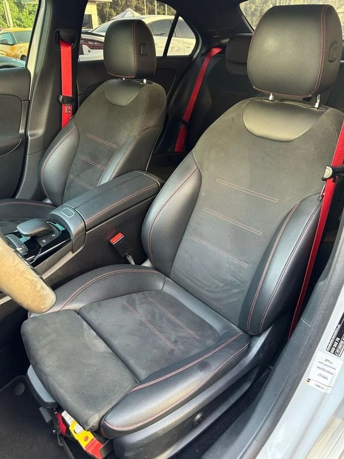 Подержанный Mercedes-Benz A-Class AMG 35 AMG II (W177), 2.0 л, 2021 в Шардже от Noor Al Seyoh Used Cars Белый цвет. GCC | AUTO.AE