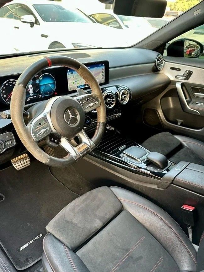 Подержанный Mercedes-Benz A-Class AMG 35 AMG II (W177), 2.0 л, 2021 в Шардже от Noor Al Seyoh Used Cars Белый цвет. GCC | AUTO.AE