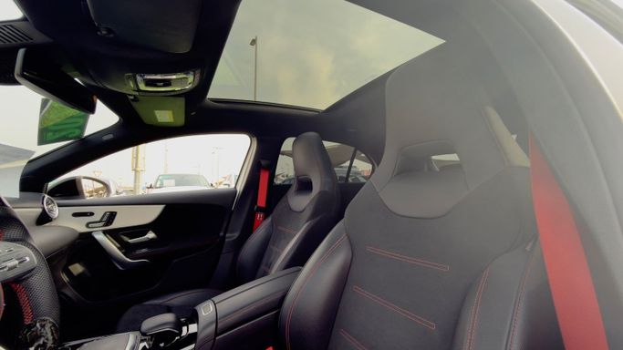 Подержанный Mercedes-Benz A-Class AMG 35 AMG II (W177), 2.0 л, 2020 в Шардже от Badar Used Cars Белый цвет. GCC | AUTO.AE