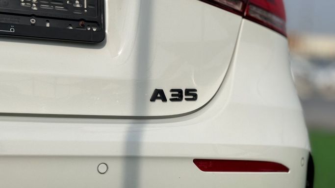 Подержанный Mercedes-Benz A-Class AMG 35 AMG II (W177), 2.0 л, 2020 в Шардже от Badar Used Cars Белый цвет. GCC | AUTO.AE