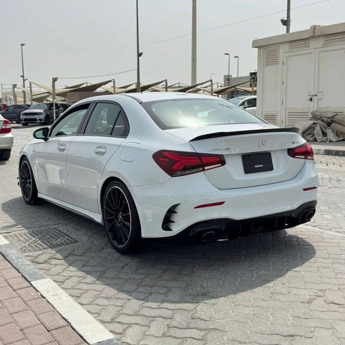 Подержанный Mercedes-Benz A-Class 250 IV (W177), 2.0 л, 2021 в Шардже от Alfaris Used Cars Серебристый цвет.  | AUTO.AE