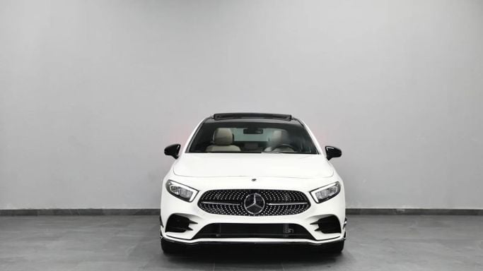 Подержанный Mercedes-Benz A-Class 220 IV (W177), 2.0 л, 2022 в Шардже от Al Qassem Cars Trading Белый цвет. Американская | AUTO.AE