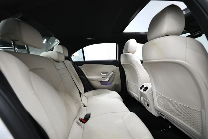 Подержанный Mercedes-Benz A-Class 220 IV (W177), 2.0 л, 2022 в Шардже от Al Qassem Cars Trading Белый цвет. Американская | AUTO.AE