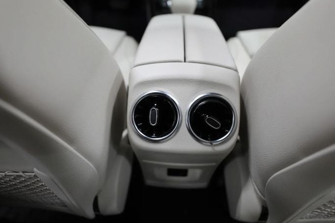 Подержанный Mercedes-Benz A-Class 220 IV (W177), 2.0 л, 2022 в Шардже от Al Qassem Cars Trading Белый цвет. Американская | AUTO.AE