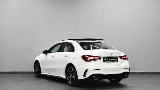 Подержанный Mercedes-Benz A-Class 220 IV (W177), 2.0 л, 2022 в Шардже от Al Qassem Cars Trading Белый цвет. Американская | AUTO.AE