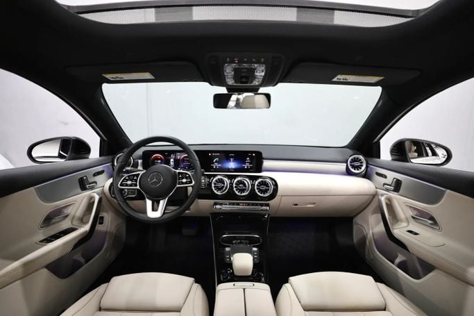 Подержанный Mercedes-Benz A-Class 220 IV (W177), 2.0 л, 2022 в Шардже от Al Qassem Cars Trading Белый цвет. Американская | AUTO.AE