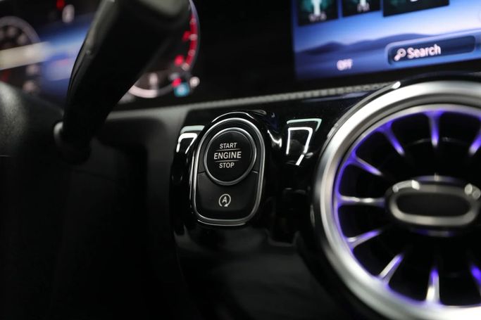 Подержанный Mercedes-Benz A-Class 200 IV (W177) Рестайлинг, 1.9 л, 2024 в Шардже от Al Qassem Cars Trading Черный цвет. GCC | AUTO.AE