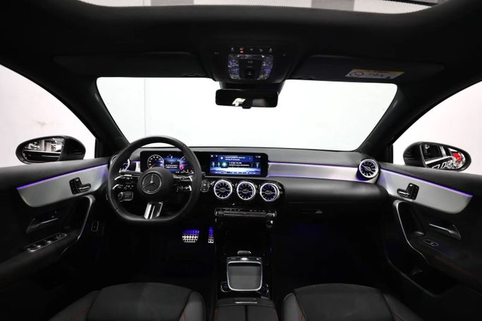 Подержанный Mercedes-Benz A-Class 200 IV (W177) Рестайлинг, 1.9 л, 2024 в Шардже от Al Qassem Cars Trading Черный цвет. GCC | AUTO.AE