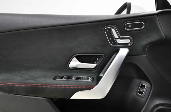 Подержанный Mercedes-Benz A-Class 250 IV (W177) Рестайлинг, 1.3 л, 2023 в Шардже от Al Qassem Cars Trading Белый цвет. Корейская | AUTO.AE