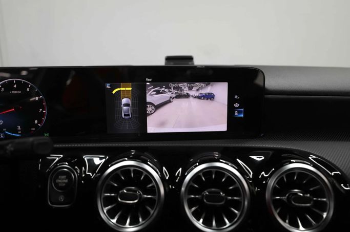 Подержанный Mercedes-Benz A-Class 250 IV (W177) Рестайлинг, 1.3 л, 2023 в Шардже от Al Qassem Cars Trading Белый цвет. Корейская | AUTO.AE