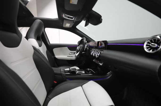 Подержанный Mercedes-Benz A-Class 250 IV (W177), 2.0 л, 2019 в Шардже от Al Qassem Cars Trading Золотистый цвет. Корейская | AUTO.AE