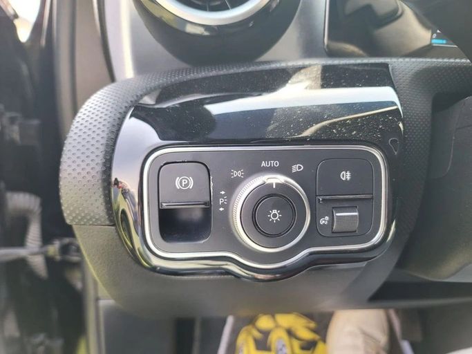 Подержанный Mercedes-Benz A-Class 220 IV (W177), 2.0 л, 2019 в Шардже от Tabarak Used Cars Черный цвет. Американская | AUTO.AE