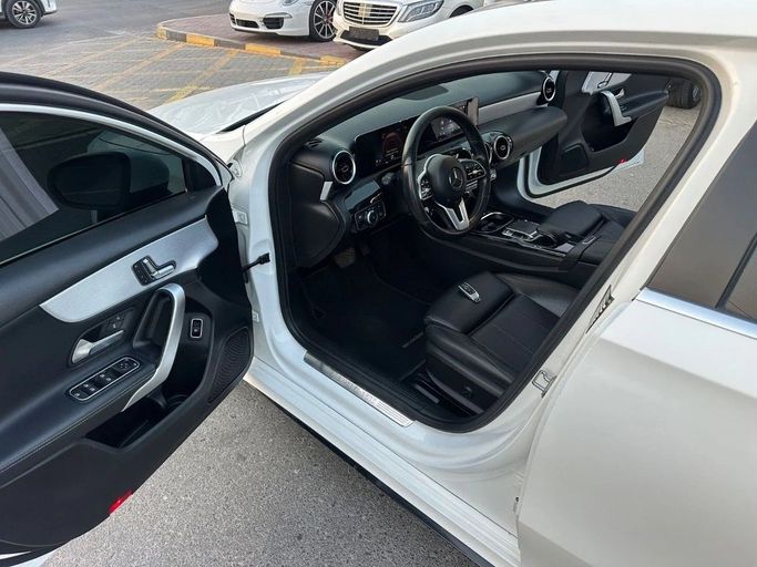 Подержанный Mercedes-Benz A-Class 220 IV (W177), 2.0 л, 2019 в Шардже от Titanium Used Cars Белый цвет. GCC | AUTO.AE