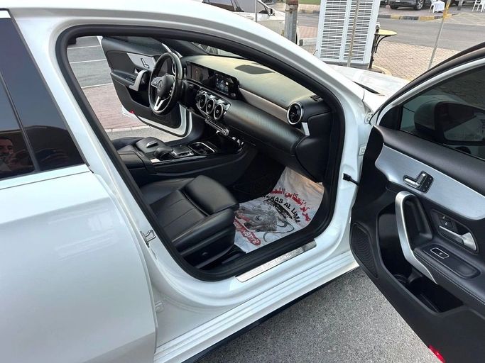 Подержанный Mercedes-Benz A-Class 220 IV (W177), 2.0 л, 2019 в Шардже от Titanium Used Cars Белый цвет. GCC | AUTO.AE