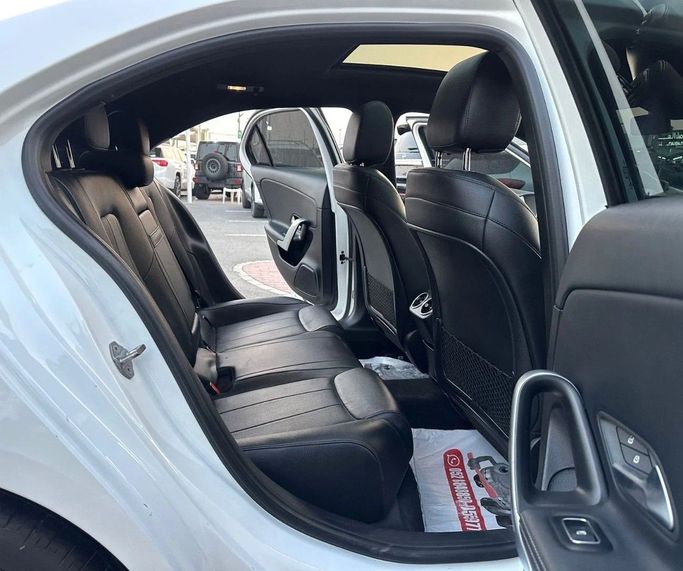 Подержанный Mercedes-Benz A-Class 220 IV (W177), 2.0 л, 2019 в Шардже от Titanium Used Cars Белый цвет. GCC | AUTO.AE