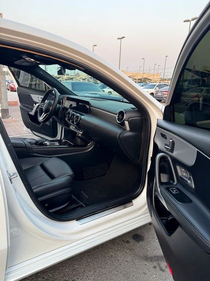 Подержанный Mercedes-Benz A-Class 220 IV (W177), 2.0 л, 2020 в Шардже от Taj Al Impratoor Used Cars Белый цвет. Американская | AUTO.AE