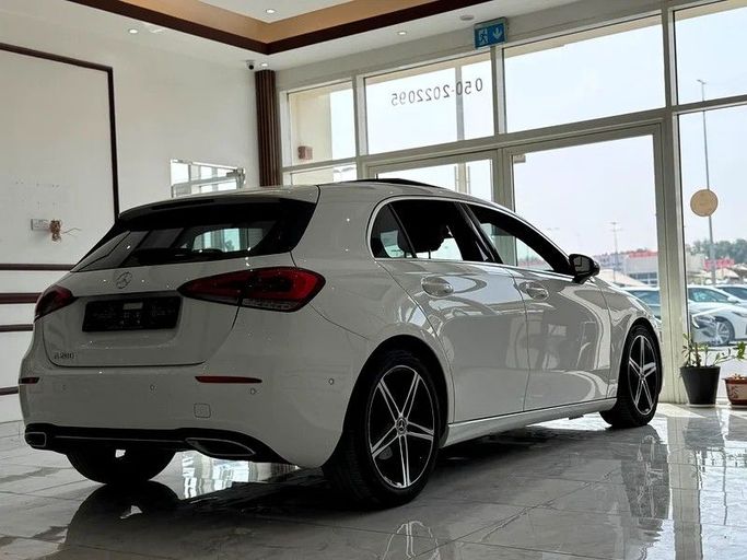 Подержанный Mercedes-Benz A-Class 200 IV (W177), 1.3 л, 2021 в Шардже от Alzawraq Alazrak Белый цвет. GCC | AUTO.AE