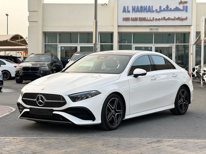 Подержанный Mercedes-Benz A-Class 200 IV (W177) Рестайлинг, 1.3 л, 2024 в Шардже от Al Hashal Used Cars Белый цвет. GCC | AUTO.AE