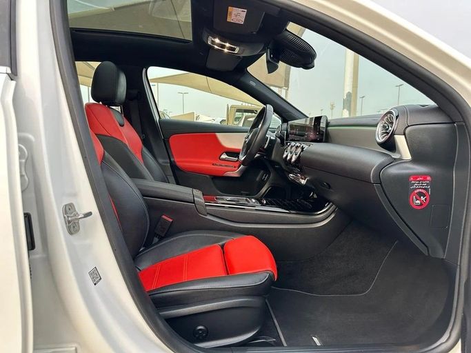 Подержанный Mercedes-Benz A-Class 200 IV (W177) Рестайлинг, 1.3 л, 2024 в Шардже от Al Hashal Used Cars Белый цвет. GCC | AUTO.AE