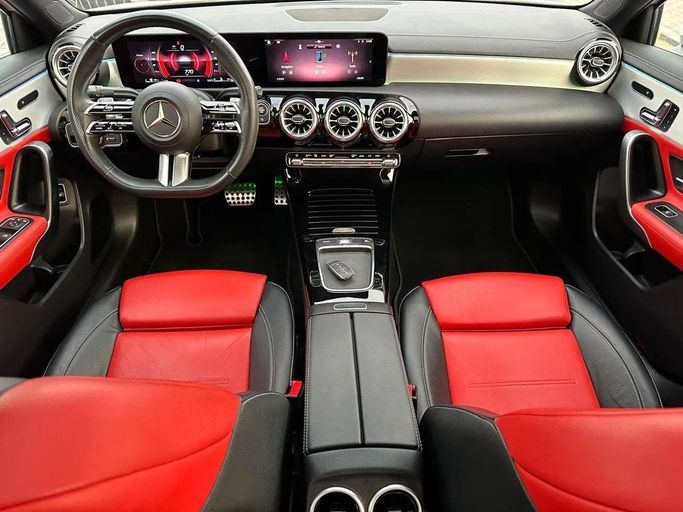 Подержанный Mercedes-Benz A-Class 200 IV (W177) Рестайлинг, 1.3 л, 2024 в Шардже от Al Hashal Used Cars Белый цвет. GCC | AUTO.AE