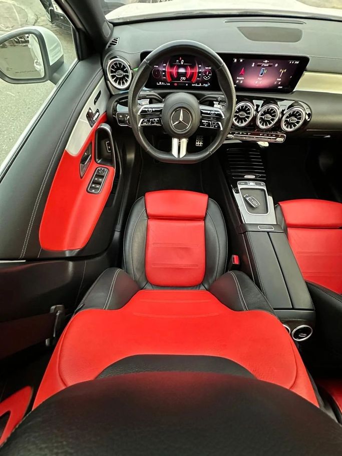 Подержанный Mercedes-Benz A-Class 200 IV (W177) Рестайлинг, 1.3 л, 2024 в Шардже от Al Hashal Used Cars Белый цвет. GCC | AUTO.AE