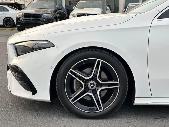 Подержанный Mercedes-Benz A-Class 200 IV (W177) Рестайлинг, 1.3 л, 2024 в Шардже от Al Hashal Used Cars Белый цвет. GCC | AUTO.AE