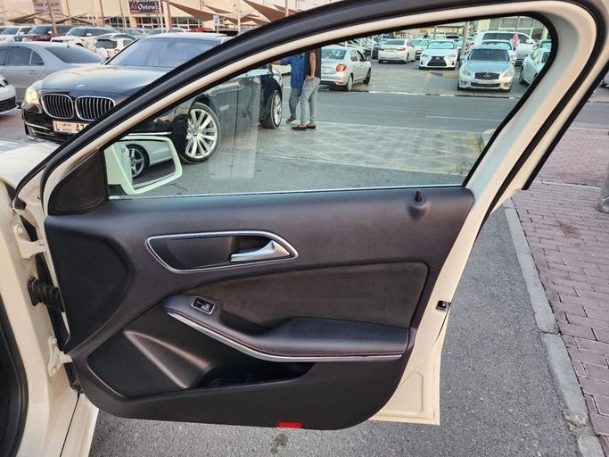 Подержанный Mercedes-Benz A-Class 250 III (W176) Рестайлинг, 2.0 л, 2015 в Шардже от Al Hashal Used Cars Белый цвет. GCC | AUTO.AE