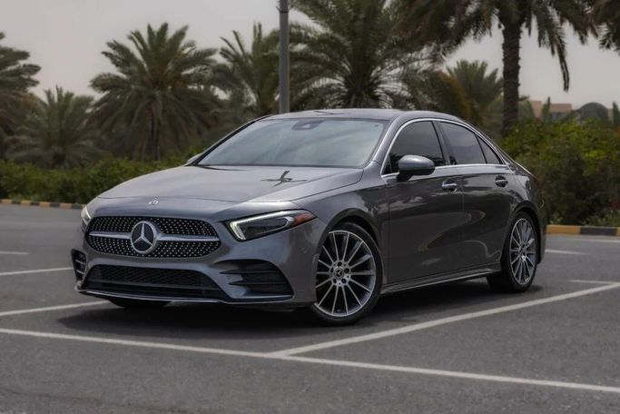 Подержанный Mercedes-Benz A-Class 250 IV (W177), 2.0 л, 2021 в Шардже от Dubai 2000 Used Cars Серый цвет. Американская | AUTO.AE