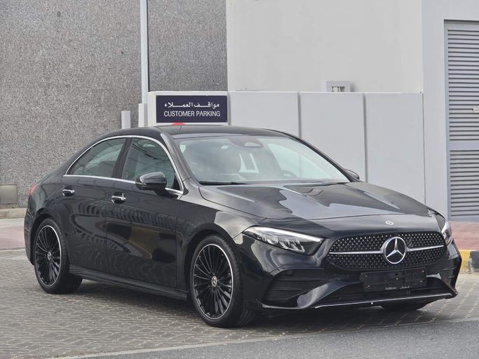 مستعملة Mercedes-Benz A-Class 200 Long عملية فيس ليفت IV (W177), 1.3 l, 2025 في في الشارقة من Al Jana Used Cars، اللون أسود. مواصفات الخليج | AUTO.AE