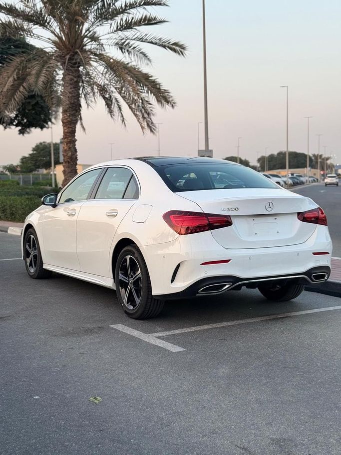 جديدة ⁦Mercedes-Benz A-Class 200 Long عملية فيس ليفت IV (W177)، 1.3 l، 2023⁩ في في الإمارات, الشارقة من Taj Al Impratoor Used Cars، اللون أبيض. المواصفات الصينية | AUTO.AE | إعلان #290162