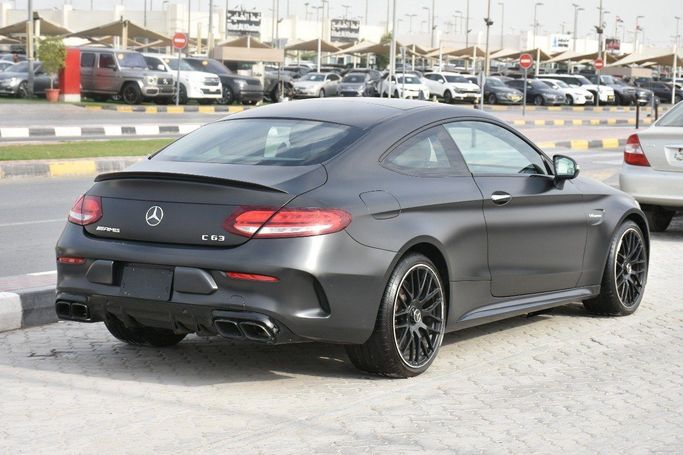 Подержанный Mercedes-Benz C-Class AMG 63 AMG IV (W205) Рестайлинг, 4.0 л, 2019 в Шардже от Alfaris Used Cars Черный цвет.  | AUTO.AE