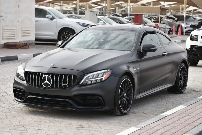 Подержанный Mercedes-Benz C-Class AMG 63 AMG IV (W205) Рестайлинг, 4.0 л, 2019 в Шардже от Alfaris Used Cars Черный цвет.  | AUTO.AE